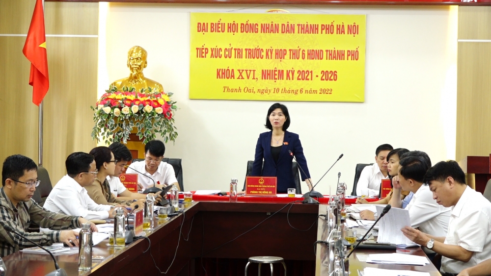 Phó Chủ tịch Thường trực HĐND thành phố Hà Nội Phùng Thị Hồng Hà phát biểu tại buổi tiếp xúc cử tri